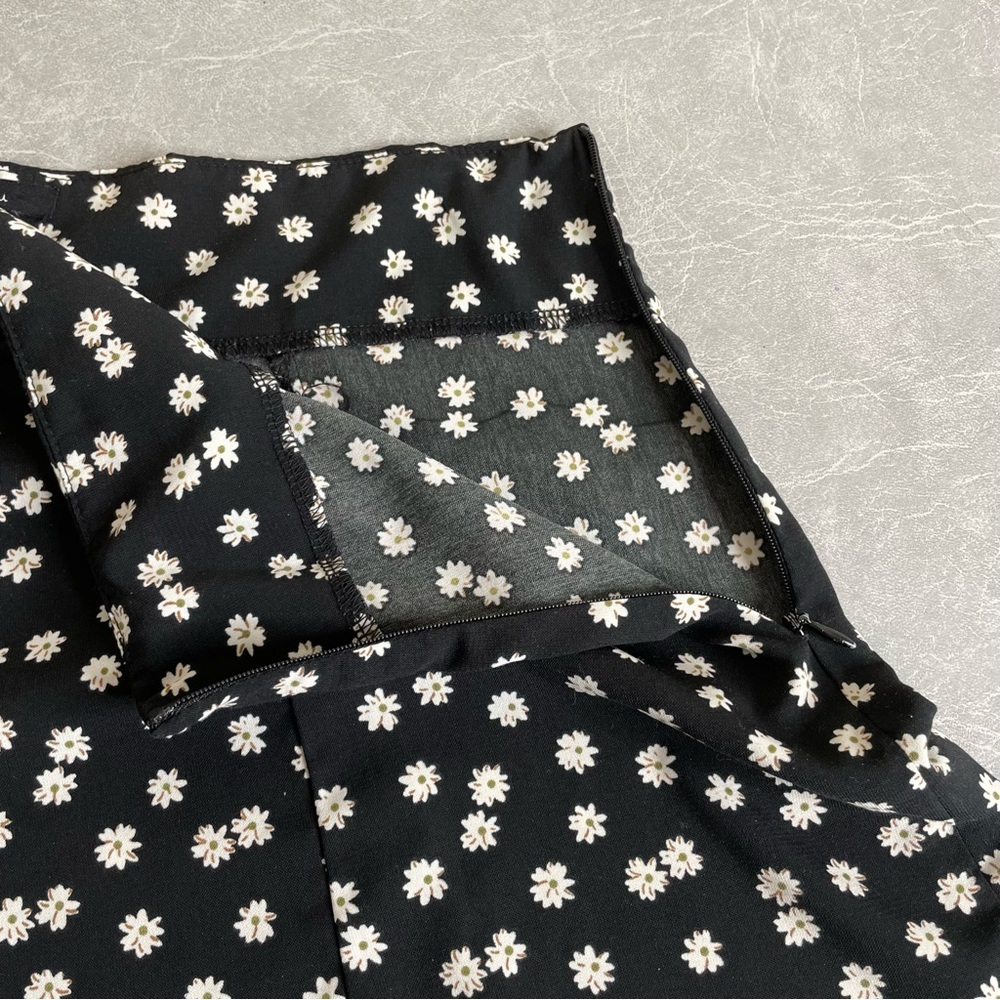 Monteau Black Daisy Floral High Waist Flared Leg Shorts - Picture 8 of 10